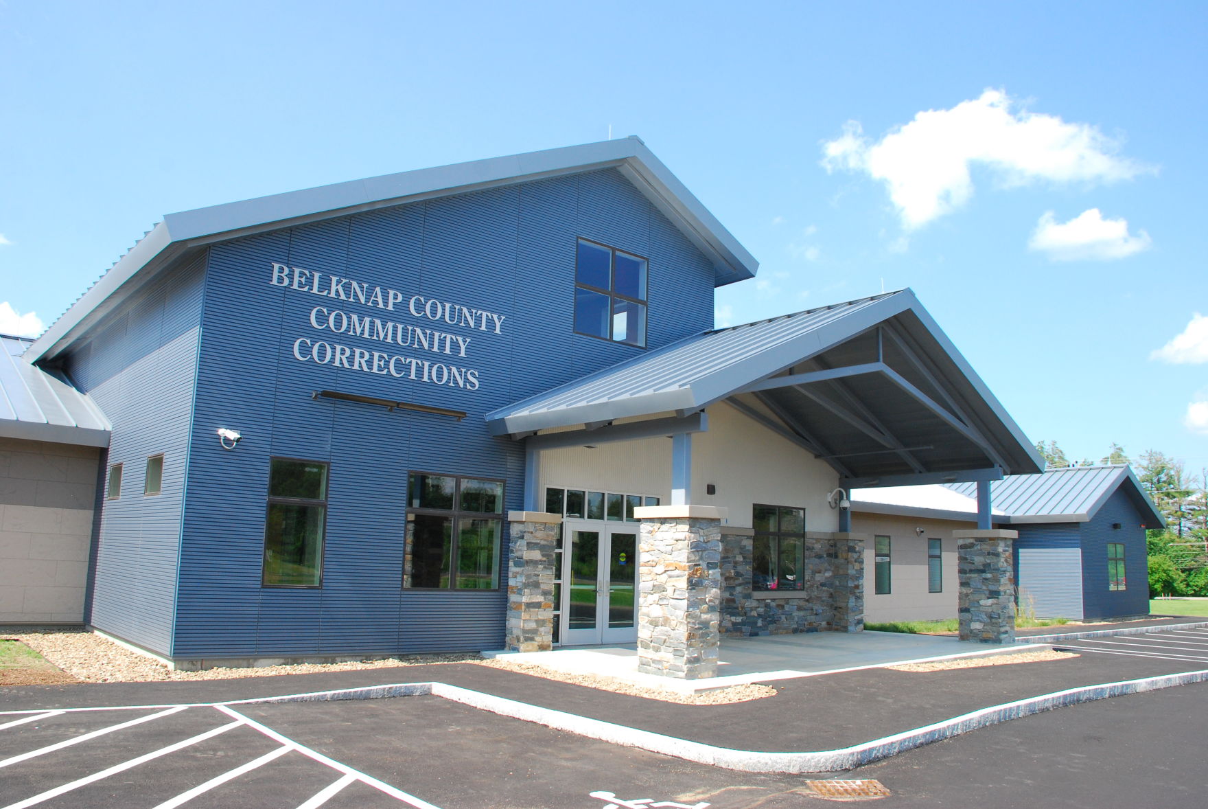 Courts and corrections suspend trials and family visits, continuing by video